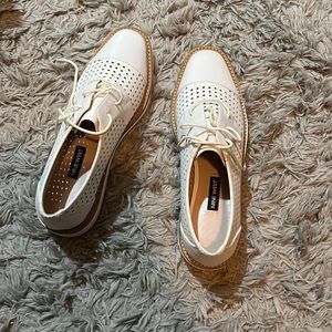 White Nine West classic shoes . Size 7M color white